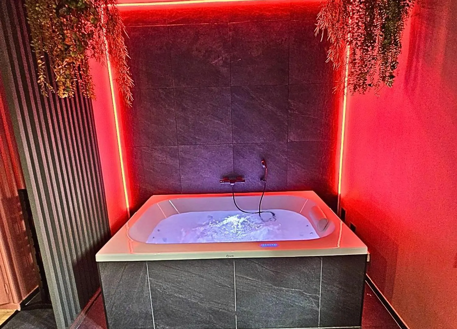 Suite Obsidian - Love Room Au Coeur D'Orange Orange  Daire